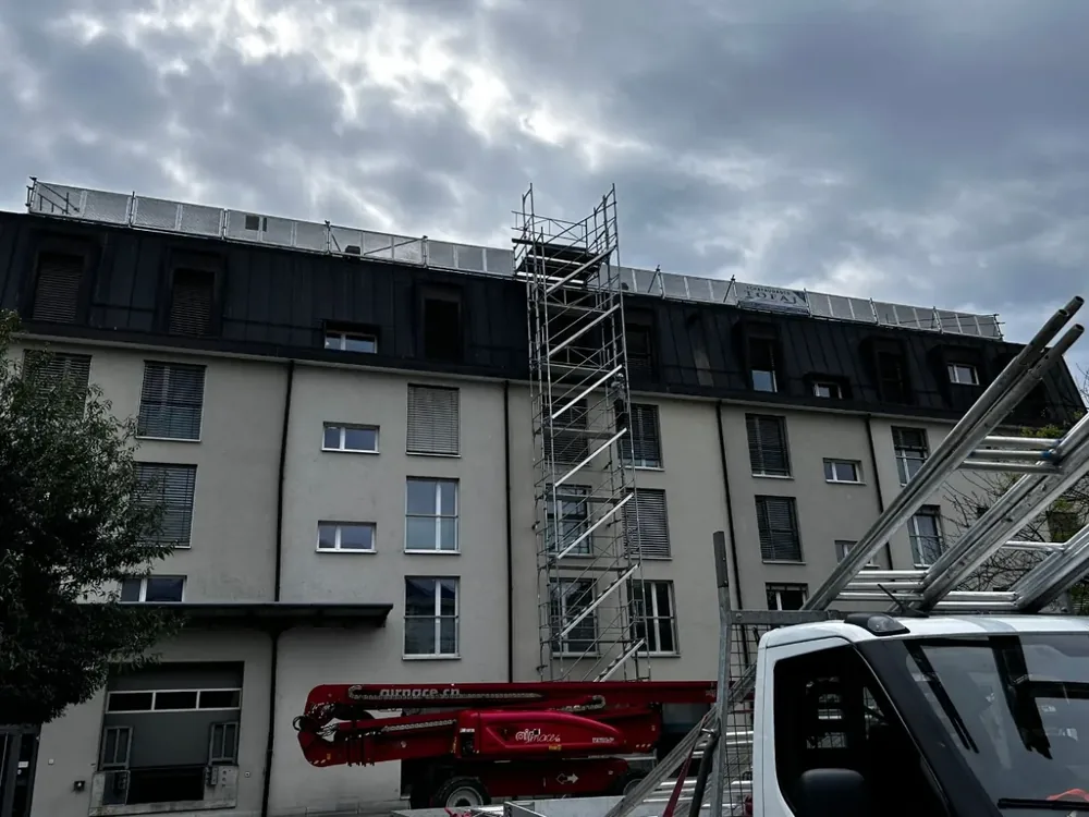Échafaudage d'immeuble urbain en Suisse romande