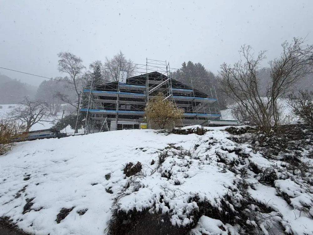 Chalet sous la neige avec échafaudage TOFAJ